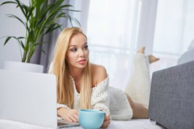 Работа в онлайн чате на дому для девушек в интернете